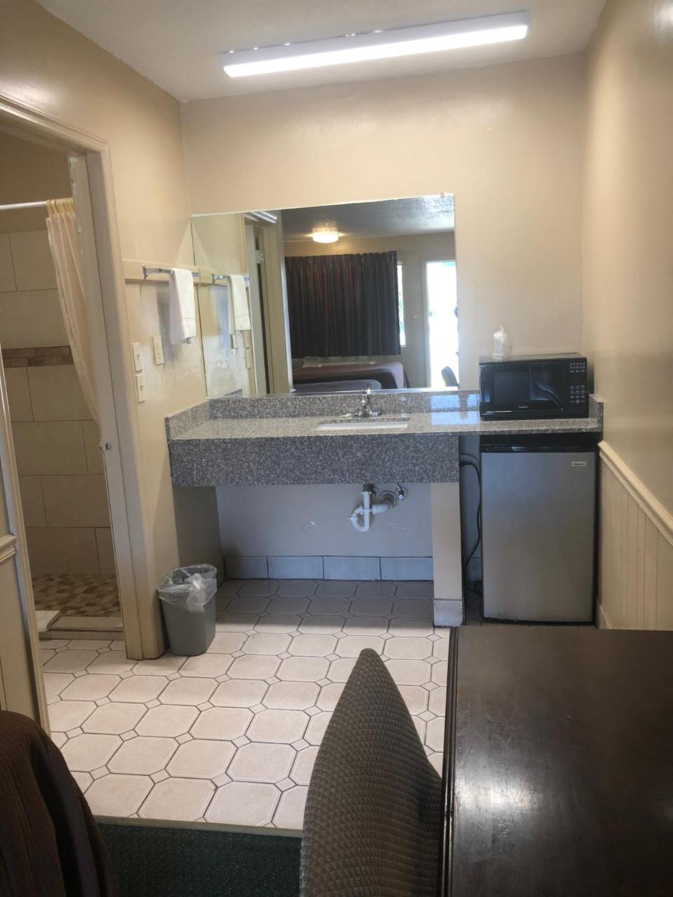 Travelers Inn Bethania Station Екстериор снимка