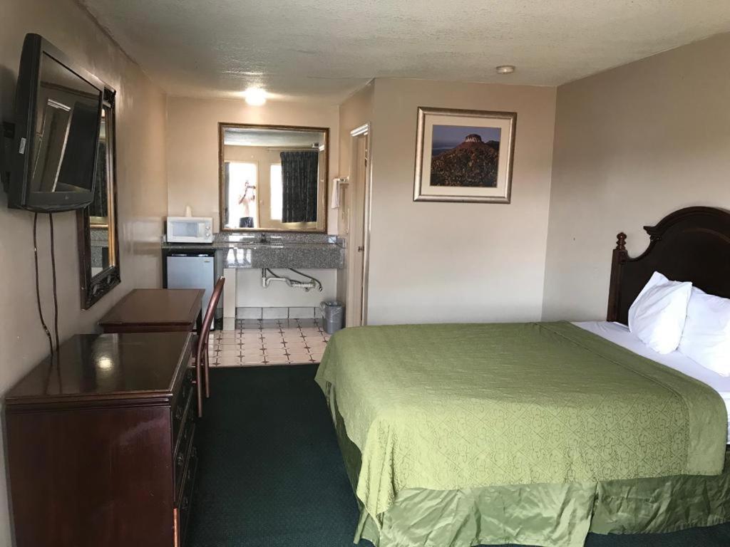 Travelers Inn Bethania Station Екстериор снимка